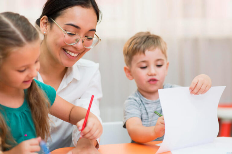 Professora-feliz-com-os-alunos.jpg